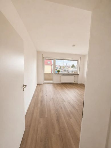 Ankastre mutfaklı, yeni yenilenmiş 2 odalı daire Nürnberg – hemen taşınmaya hazır – Wohnzimmer