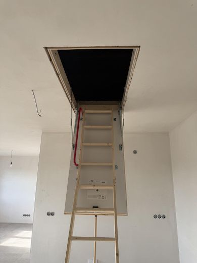Großzügige 2-Zi. Neubauwohnung Hückelhoven – Dachbodenzugang 