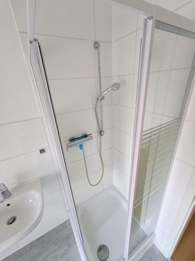 Helle 2 Zimmer Wohnung + Dachterrasse. – Фотографія 11