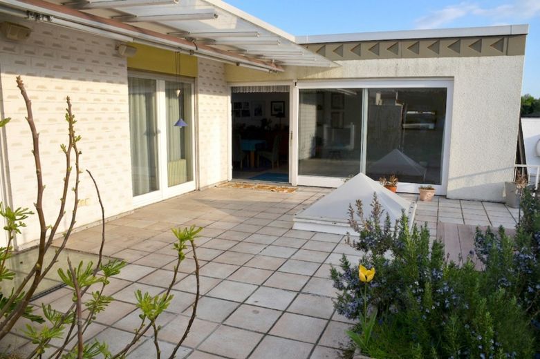 **RESERVIERT** Architektenbungalow + Einliegerwohnung + separate Büroeinheit in Feldrandlage von DA-Arheilgen – große Sonnenterrasse