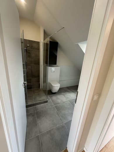 Provisionsfreie Neubau-Dachgeschosswohnung–Erstbezug, hochwert. Ausstattung, 5 Min. Bhf Köpenick – Bad