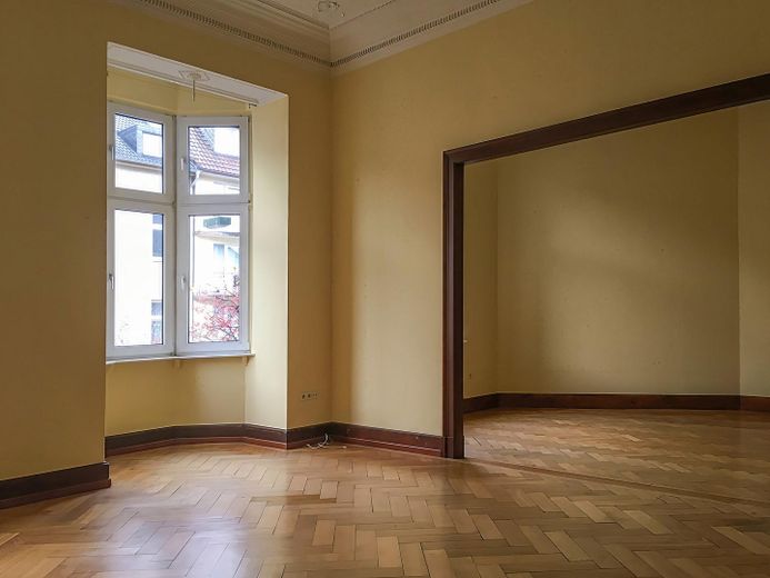 Düsseldorf'ta 2 balkonlu ve ankastre mutfaklı, özel ve hayranlık uyandıran 5 odalı eski bina dairesi – Wohnzimmer leer