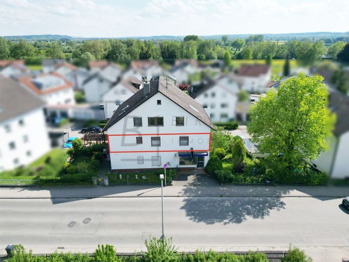 Geräumige 4-Zimmer-Wohnung mit sonnigem Balkon und Garagenstellplatz – Drohnenaufnahmen