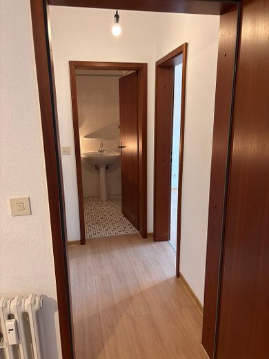 3 Zimmer Wohnung in zentraler Lage – Flur zum Badezimmer