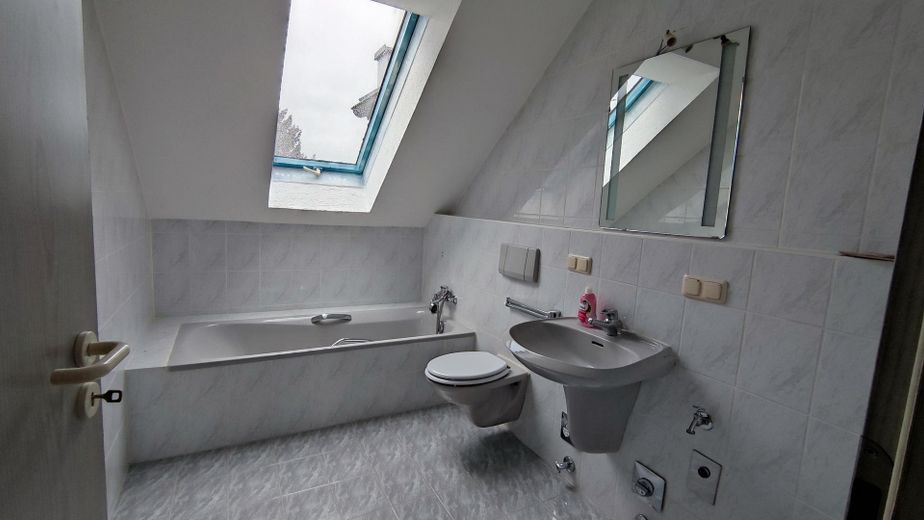 Drei Zimmer DG Wohnung mit Balkon zentral gelegen in Schwandorf – Bad