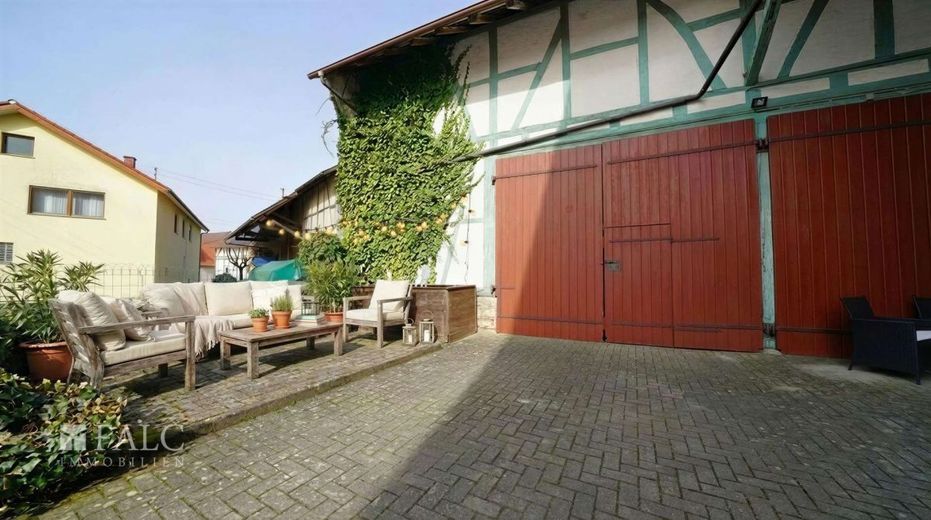 Platzwunder in Ravenstein! 3-Familienhaus inkl. großzügiger Scheune - FALC Immobilien Heilbronn – Zufahrt zur Scheune