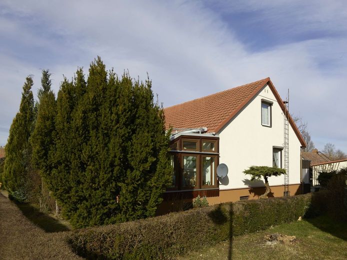 Haus mit 5 Zimmern, Wintergarten und vieles mehr – Giebelansicht