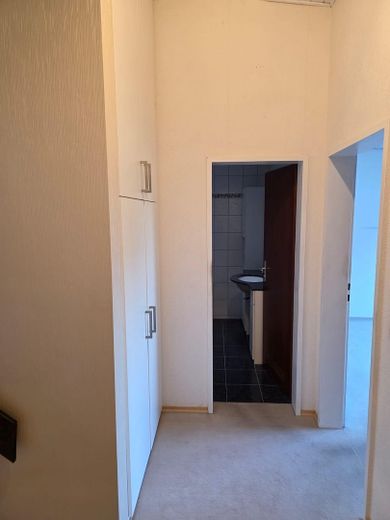 Casa a schiera di testa in posizione residenziale tranquilla a Untereisesheim – Flur vor Schlafzimmer und Bad 