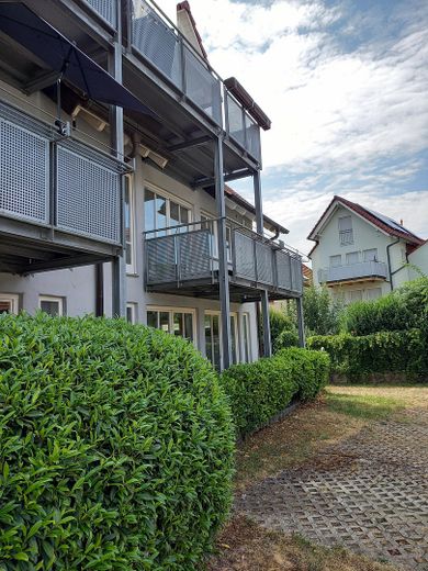 Lichtdurchflutete Zweizimmerwohnung – Rückseite Haus mit Balkon
