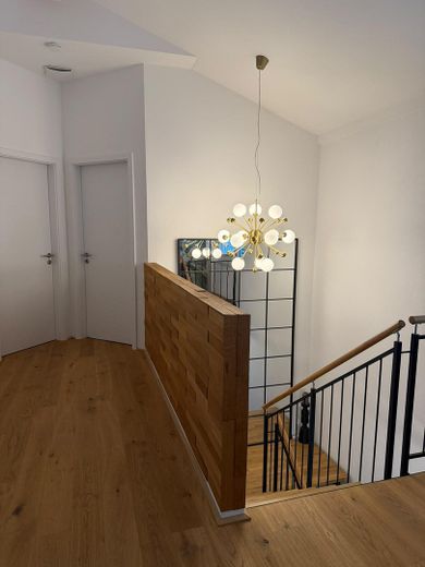 Exklusives Einfamilienhaus mit Keller und sehr großem Grundstück – luftig offene Galerie