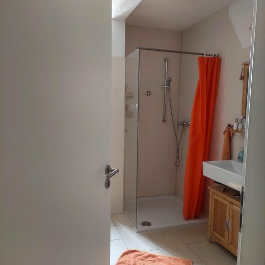 Casa plurifamiliare a Kempten, Sankt Mang con 8 appartamenti, 3 garage e potenziale di ampliamento – Bad Whg EG 