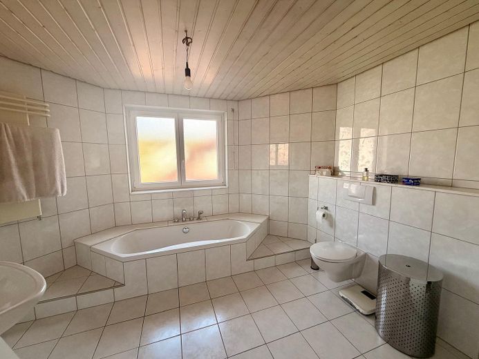 Bliźniak z dużym ogrodem w spokojnej ślepej uliczce – Badezimmer 