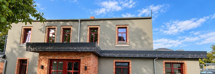 Fully renovated rear house with garden, fireplace & open-plan kitchen/living area, available with 3 or 4 rooms – Ansicht Hinterhaus