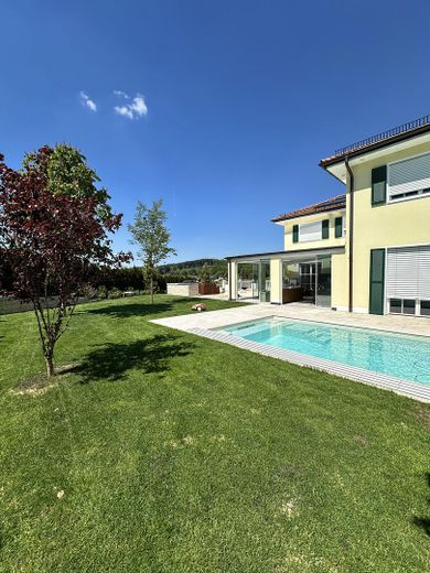 Luksus spotyka naturę: nowoczesna willa architektoniczna z basenem i wymarzonymi zachodami słońca – Blick auf das Haus