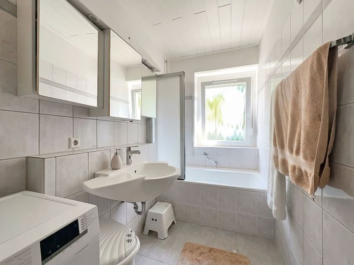 IN RUHIGER LAGE DENKENDORFS - helle hochparterre Wohnung mit Tageslichtbad, SüdbaIkon und Stellplatz – Bad