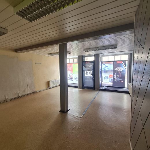 Жилой и коммерческий дом с магазином, амбаром и 3 гаражами — 1.030 м² в центре населённого пункта, без комиссии – Laden: Blick zum Schaufenster