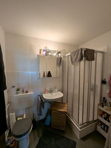 Urocze i przytulne mieszkanie 1,5-pokojowe z balkonem i możliwością korzystania z ogrodu w Krefeld-Fischeln – Bad 1