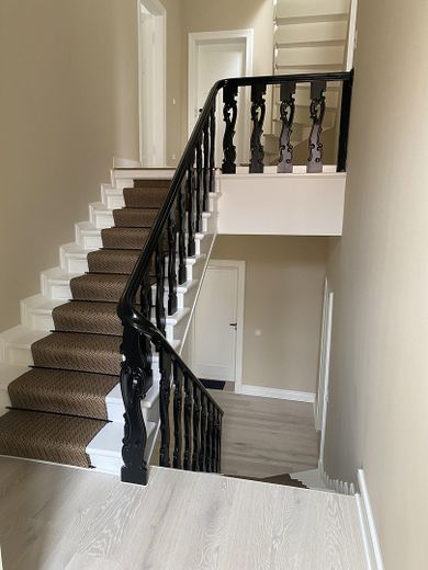 Élégant appartement de 2 pièces dans une villa urbaine classique SANS COMMISSION ! (autres appartements disponibles) – Treppenhaus