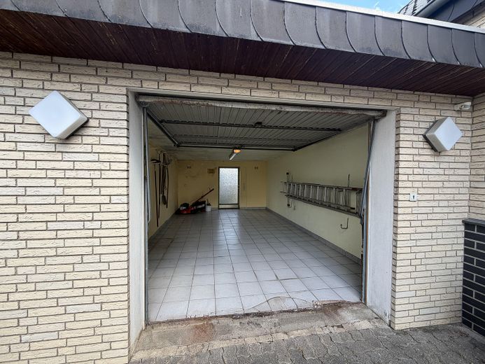 Löhne-Mennighüffen’de büyük bahçeli tek- veya iki ailelik ev – Garage