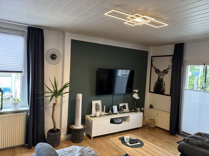 3 Zimmer, überdachter Balkon, ruhiges Haus, EBK, Tageslichtbad mit Wanne und Dusche – Wohnzimmer mit Bsp-Einrichtung