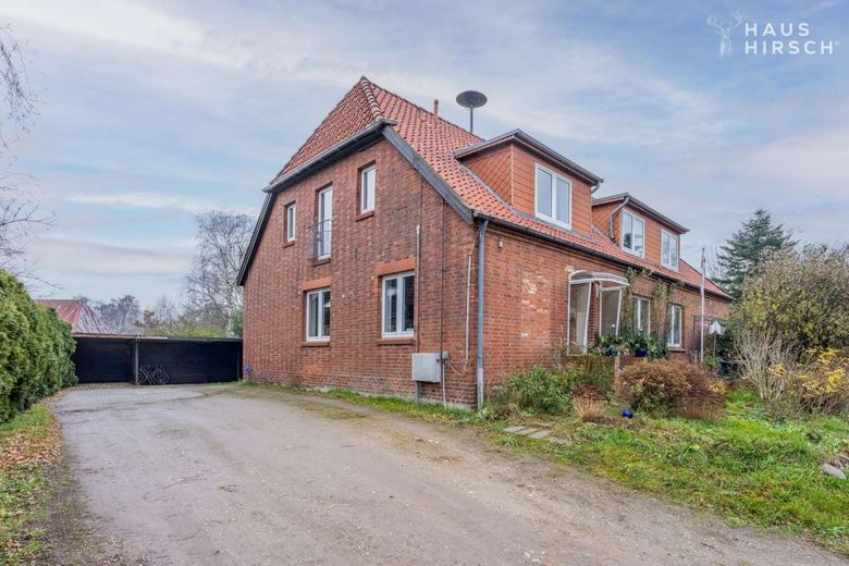 Investoren aufgepasst! - Spannendes Mehrfamilienhaus mit Entwicklungspotential – Blick in die Einfahrt