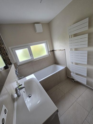 Kırsal alanın kenarında modern, yeni gibi müstakil sıra ev – Badezimmer