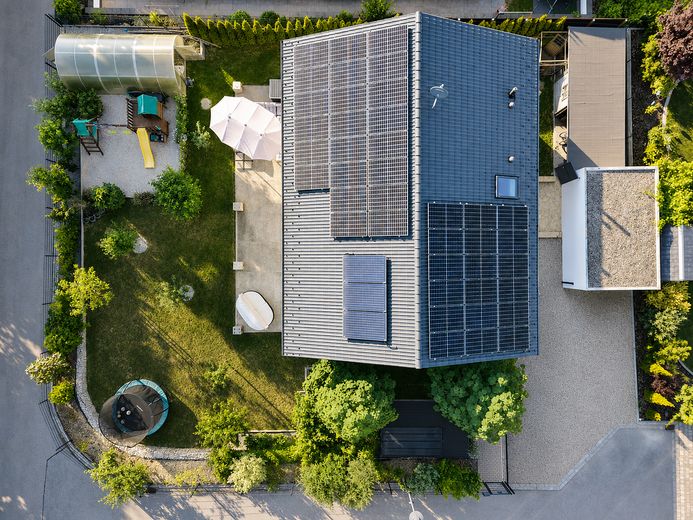 Modernes 217-m²-Familienhaus mit 8 Zimmern, PV-Speicher, Wallbox, Solar & großem Garten – Foto 3