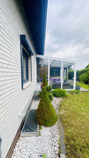Casa unifamiliare modernizzata con 187 m² di superficie abitabile, 6 locali, garage e giardino, senza intermediario – Haus Seite 