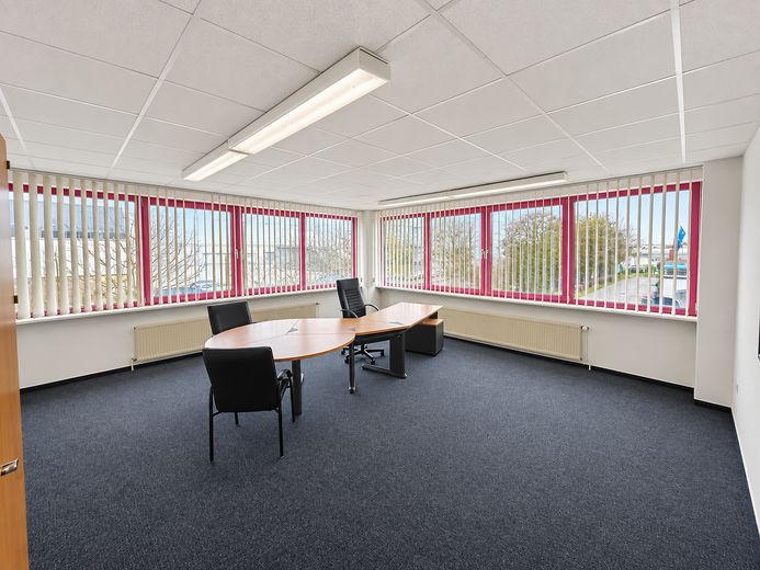 Ca. 1.700 m² Gewerbe-/Lagerfläche in Braunschweig-Stöckheim – befristet zu vermieten – Büro
