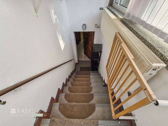 Einfamilienhaus mit Garten an Berliner Stadtgrenze - FALC Immobilien – Treppe Keller