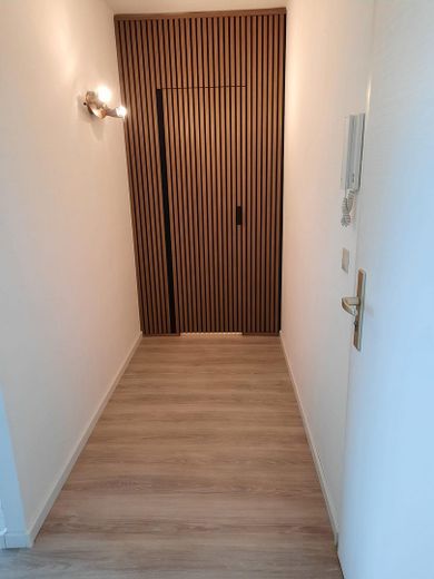 Helle 2‑Zimmer‑Wohnung mit großem Balkon – zentral in Hämelerwald – Flur