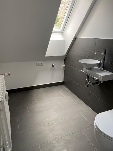 Modernisierte 4 Zimmer/Kü/Bad/Gäste WC in zentraler Kurparklage – Gäste WC - Platz WaM/Trockner