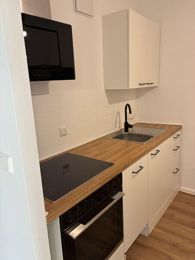 Frisch renovierte 2-Zimmer-Wohnung mit Balkon & Einbauküche – ideal für WG oder Singlehaushalt – Küche inkl EBK