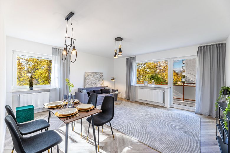 Sonniges Wohnzimmer mit Balkon