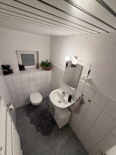 1–2 Familienhaus mit ca.300 m² Wfl.auf großzügigem 1.050-m²-Grundstück–ideal für Wohnen und Arbeiten – Gäste WC