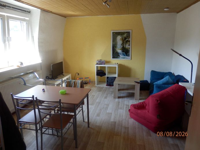 modernisierte Doppelhaushelfte mit zwei Wohnungen auf 403,50 qm Grundstück mit Garage – Wohnzimmer Obergeschoß