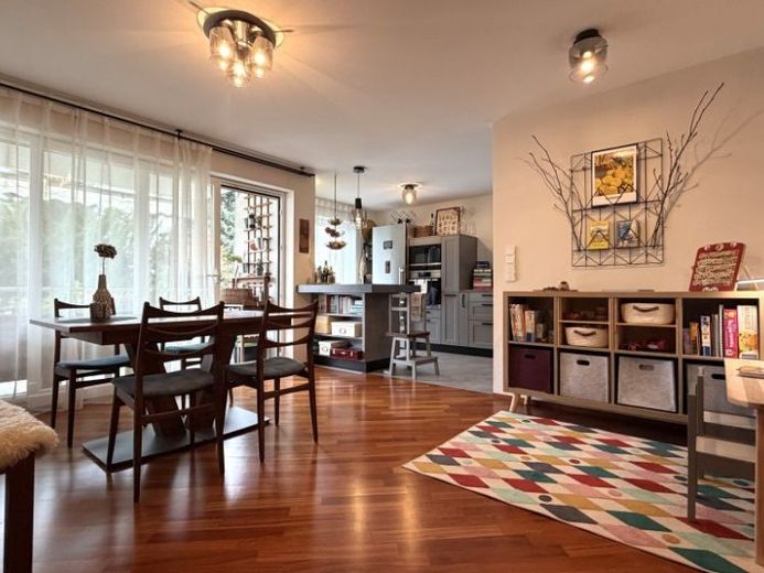 Appartement exclusif de 3 pièces avec loggia, garage et place de stationnement à Hanau-Steinheim – Photo 1