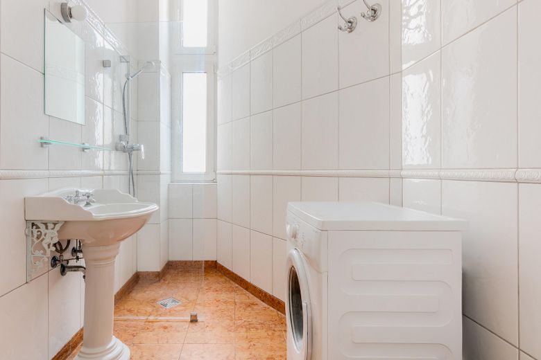 Appartement de 4 pièces rénové, sans commission, au cœur de Kreuzberg ! Prix à négocier – Bad