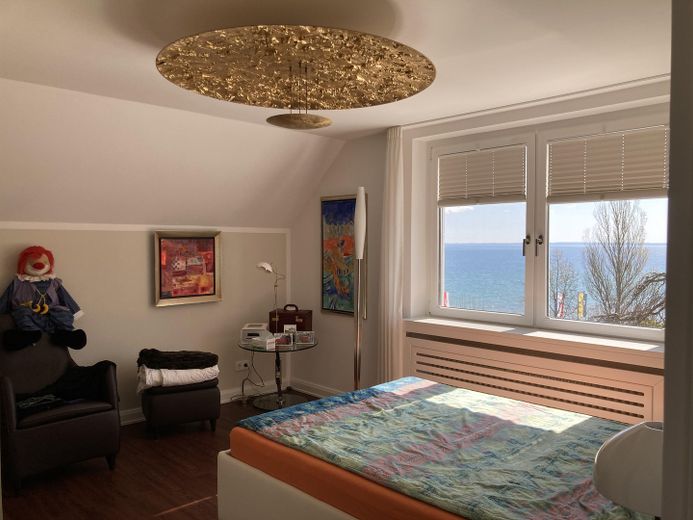 Meerblick ohne Grenzen- Exklusive 4.5 Zimmer Wohnung in erster Reihe von Scharbeutz – 1. Schlafzimmer mit Meerblick 