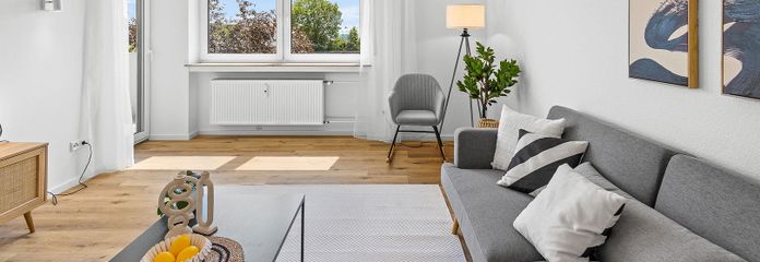Sofort frei! Lichtdurchflutete, helle und moderne 4,5-Zi. Wohnung beim Westpark Straubing – Wohnzimmer
