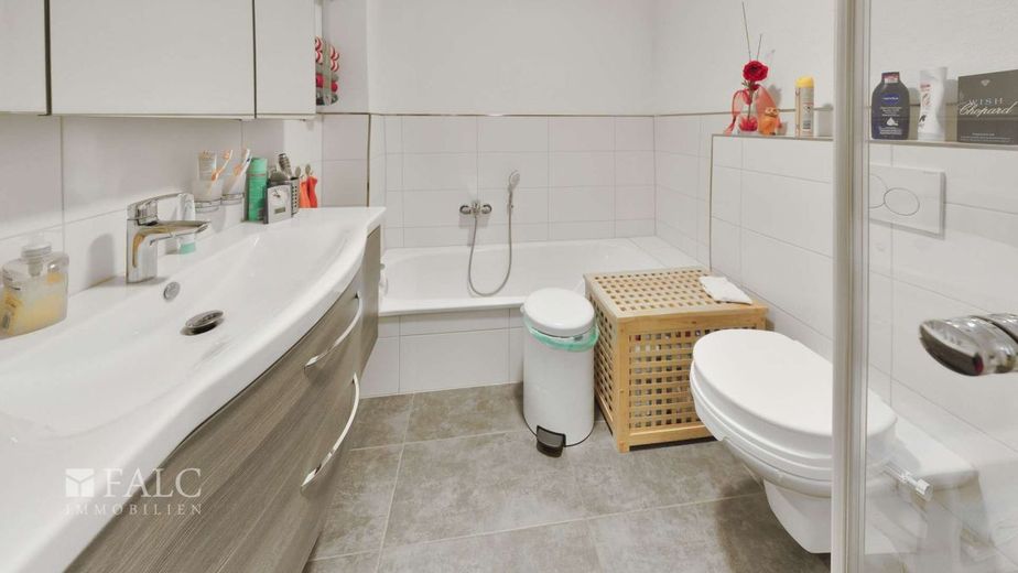 Moderne 4-Zimmer-Wohnung mit Balkon, Aufzug und Tiefgaragenstellplatz – Badezimmer