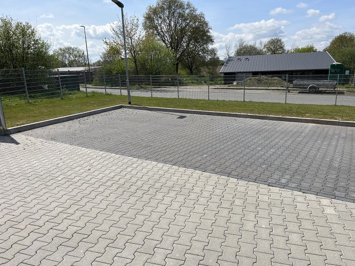 Espacio para su empresa: tres oficinas climatizadas con cinco plazas de aparcamiento en Scharbeutz – Parkplätze (5)