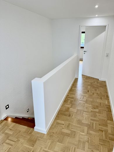 Einziehen & Wohlfühlen – hochwertig renoviertes Reihenendhaus mit Garten, Garage & PV – OG_Galerie_Flur