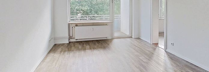Helle 3-Zimmer-Wohnung mit BALKON, EBK & TAGESLICHTBAD – Ansicht I: Wohnzimmer