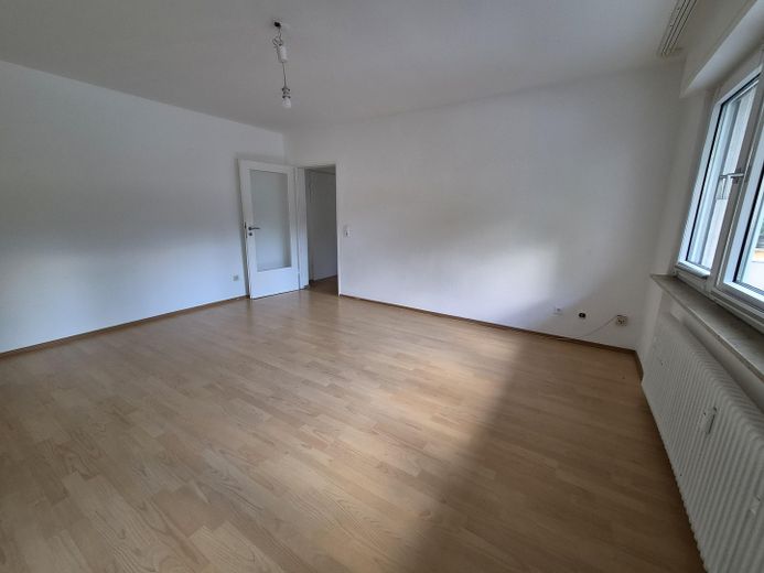 Attraktive 2-Zimmer-Eigentumswohnung mit EBK, sofort bezugsfrei! – Wohn- und Essbereich