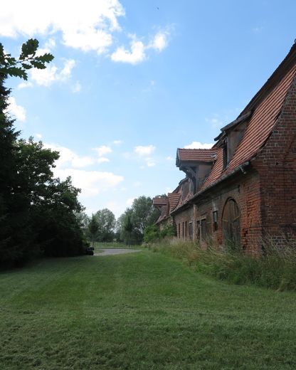 eines der letzten, erhaltenen SCHEUNENGUTSHÄUSER (mit 4-6 ha. Naturgrundstück) – unter d.Rasen liegt d.Pflaster