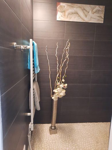 Attraktives freistehendes Einfamilienhaus mit großem Garten und PV-Anlage in Hanau/ Großauheim – Große Dusche OG