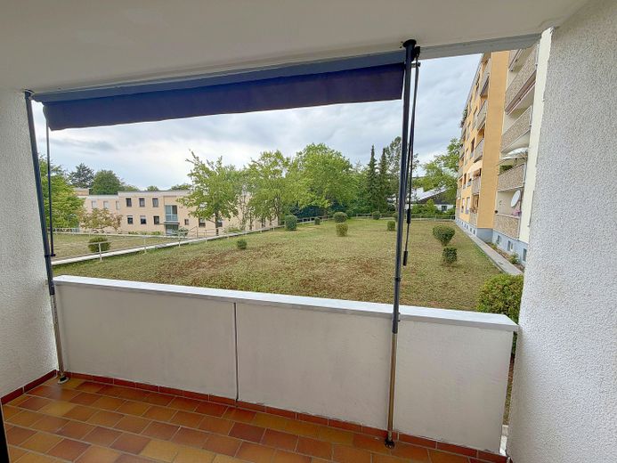 Wolne od zaraz i bez prowizji: przestronne 2-pokojowe mieszkanie z loggią od południowego zachodu i miejscem postojowym – Blick von Loggia