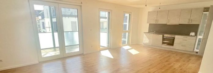 Moderne 3 Zimmer NB Wohnung mit EBK, großem Balkon und TG