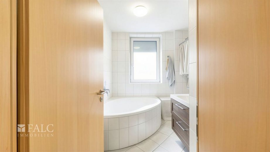 Großzügige 4-Zimmer-Wohnung mit Garten in Stuttgart Bad-Cannstatt – Badezimmer